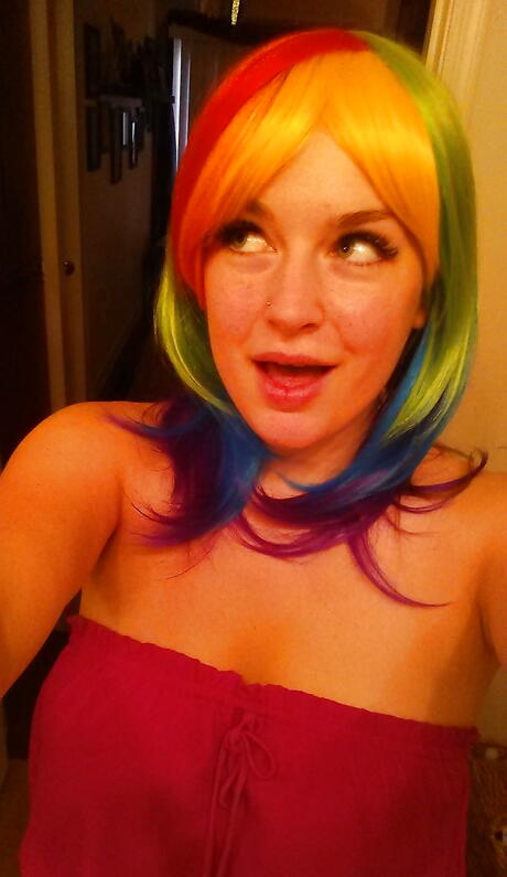 Peachy cutie Danielle Delaunay loves foot fetish 